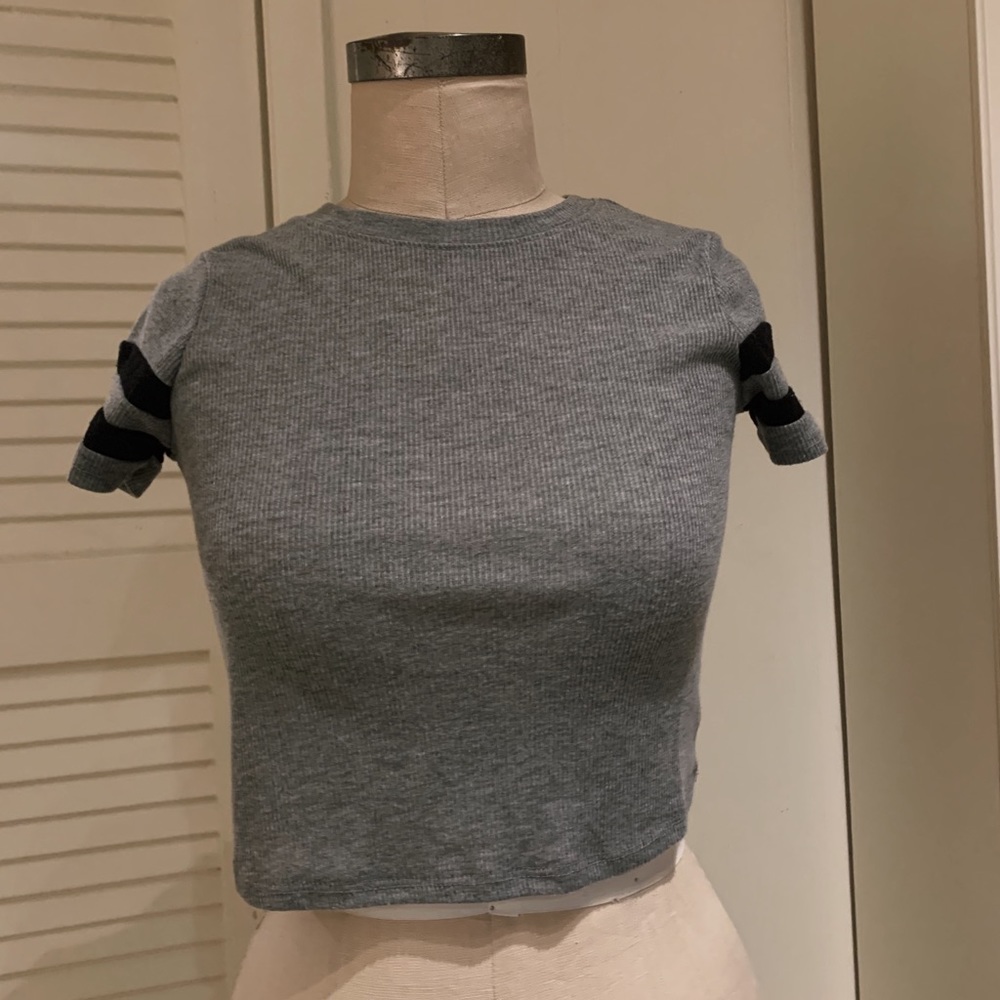 Gray cropped t shirt, small , black stripes